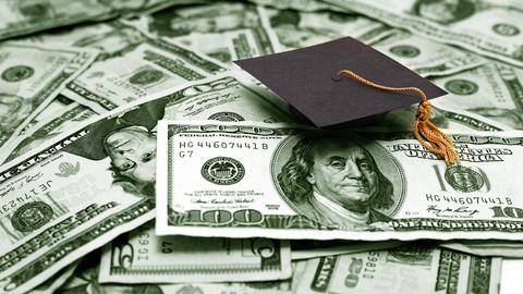 Amerikanische Studenten fordern, die Studiengebühren zu senken, falls sie weiterhin weit entfernt sind