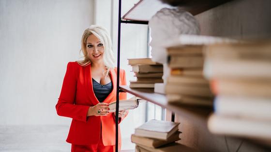 Mila Semeshkina auf der Titelseite von April Forbes Club!
